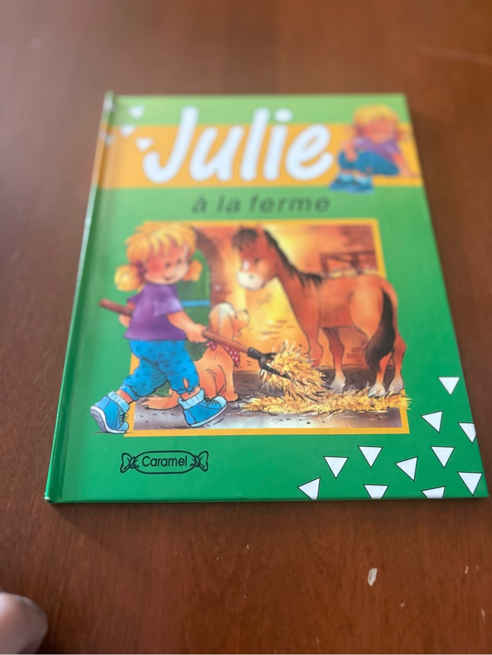 Julie à la ferme - Green Picture Book by Caramel